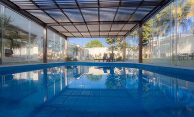 Residencia en Venta con jardín y alberca en Zavaleta