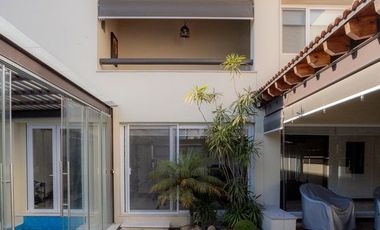 Residencia en Venta con jardín y alberca en Zavaleta