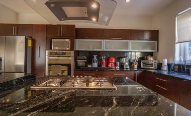 Residencia en Venta con jardín y alberca en Zavaleta