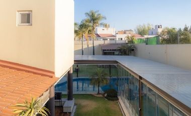 Residencia en Venta con jardín y alberca en Zavaleta