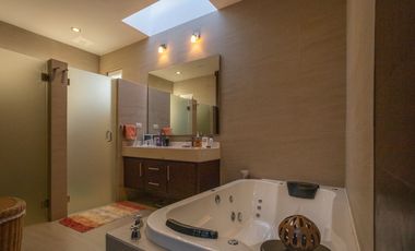 Residencia en Venta con jardín y alberca en Zavaleta