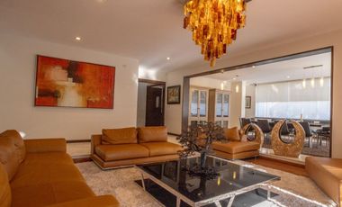 Residencia en Venta con jardín y alberca en Zavaleta