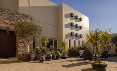 Residencia en Venta con jardín y alberca en Zavaleta