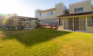 Residencia en Venta con jardín y alberca en Zavaleta