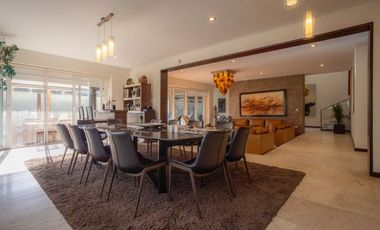 Residencia en Venta con jardín y alberca en Zavaleta