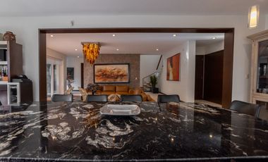 Residencia en Venta con jardín y alberca en Zavaleta