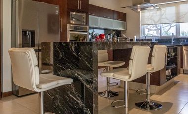 Residencia en Venta con jardín y alberca en Zavaleta