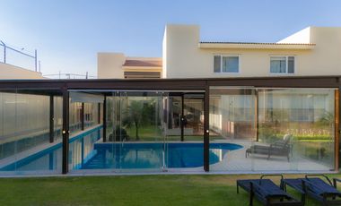 Residencia en Venta con jardín y alberca en Zavaleta