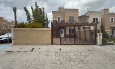 enta de casa en esquina con terreno excedente, áreas verdes y acceso a CDMX