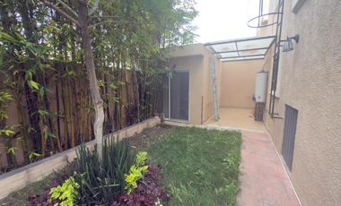 enta de casa en esquina con terreno excedente, áreas verdes y acceso a CDMX