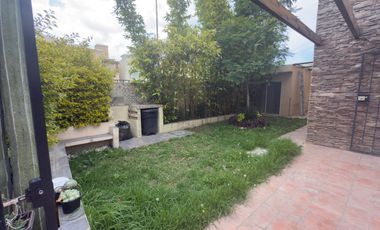 enta de casa en esquina con terreno excedente, áreas verdes y acceso a CDMX