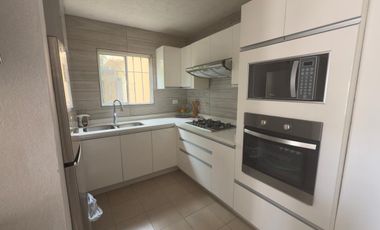 enta de casa en esquina con terreno excedente, áreas verdes y acceso a CDMX