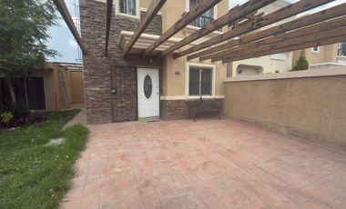 enta de casa en esquina con terreno excedente, áreas verdes y acceso a CDMX