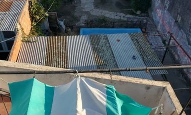 Dos locales con departamento arriba