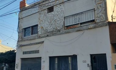 Dos locales con departamento arriba