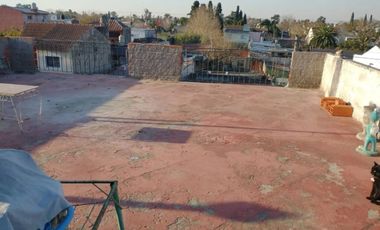 Dos locales con departamento arriba