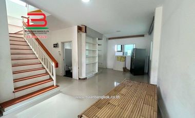 บ้านแฝด หมู่บ้าน เดอะไนน์ รังสิต คลอง 9 เนื้อที่ 36.8 ตรว. ใกล้วัดลานนา ถนนรังสิต-นครนายก ตำบลลำลูกกา อำเภอลำลูกกา จังหวัดปทุมธานี