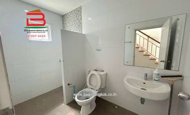 บ้านแฝด หมู่บ้าน เดอะไนน์ รังสิต คลอง 9 เนื้อที่ 36.8 ตรว. ใกล้วัดลานนา ถนนรังสิต-นครนายก ตำบลลำลูกกา อำเภอลำลูกกา จังหวัดปทุมธานี