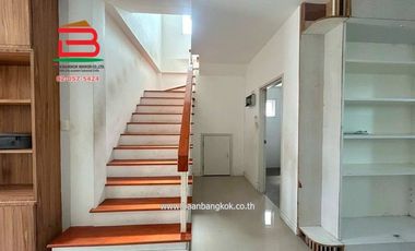 บ้านแฝด หมู่บ้าน เดอะไนน์ รังสิต คลอง 9 เนื้อที่ 36.8 ตรว. ใกล้วัดลานนา ถนนรังสิต-นครนายก ตำบลลำลูกกา อำเภอลำลูกกา จังหวัดปทุมธานี