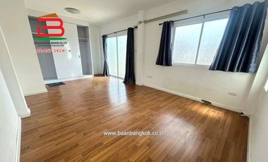 บ้านแฝด หมู่บ้าน เดอะไนน์ รังสิต คลอง 9 เนื้อที่ 36.8 ตรว. ใกล้วัดลานนา ถนนรังสิต-นครนายก ตำบลลำลูกกา อำเภอลำลูกกา จังหวัดปทุมธานี