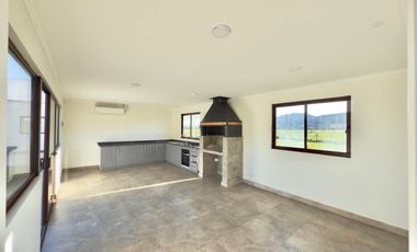 Se vende casa nueva de 340m2 en sitio de 5.000m2, Condominio Valle Tranquilo, Zapallar, Curicó