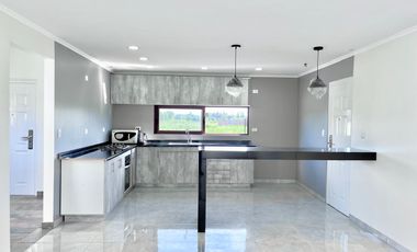 Se vende casa nueva de 340m2 en sitio de 5.000m2, Condominio Valle Tranquilo, Zapallar, Curicó