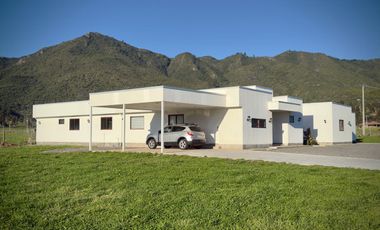 Se vende casa nueva de 340m2 en sitio de 5.000m2, Condominio Valle Tranquilo, Zapallar, Curicó