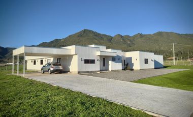Se vende casa nueva de 340m2 en sitio de 5.000m2, Condominio Valle Tranquilo, Zapallar, Curicó