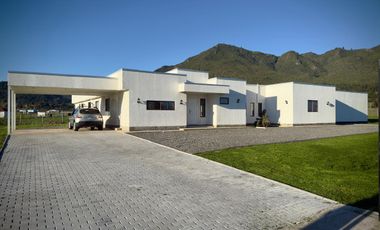 Se vende casa nueva de 340m2 en sitio de 5.000m2, Condominio Valle Tranquilo, Zapallar, Curicó