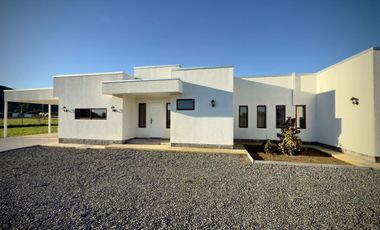 Se vende casa nueva de 340m2 en sitio de 5.000m2, Condominio Valle Tranquilo, Zapallar, Curicó