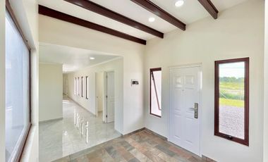 Se vende casa nueva de 340m2 en sitio de 5.000m2, Condominio Valle Tranquilo, Zapallar, Curicó