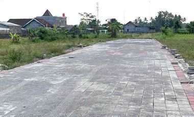 Tanah pekarangan tinggal baliknama di jakal km12. Dkt lapangan klidon