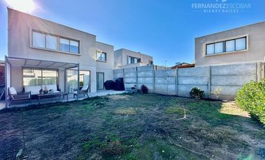 SAN FELIPE - VENDE CASA DOS PISOS 4D 3B - COND. ALTOS DE MONASTERIO