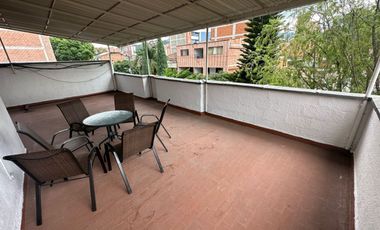Vendo hermoso apartamento remodelado piso 3 en escalas en laureles con parqueadero