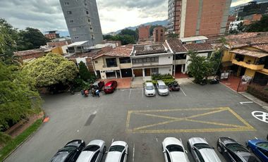 Vendo hermoso apartamento remodelado piso 3 en escalas en laureles con parqueadero