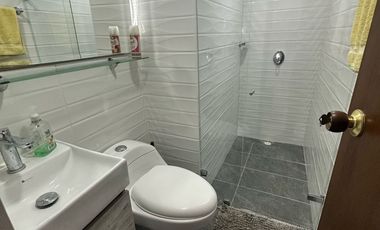 Vendo hermoso apartamento remodelado piso 3 en escalas en laureles con parqueadero