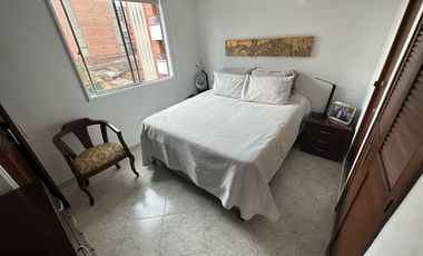 Vendo hermoso apartamento remodelado piso 3 en escalas en laureles con parqueadero