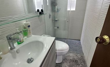 Vendo hermoso apartamento remodelado piso 3 en escalas en laureles con parqueadero