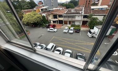 Vendo hermoso apartamento remodelado piso 3 en escalas en laureles con parqueadero