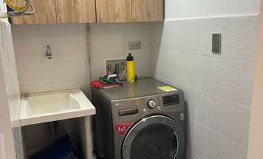 Vendo hermoso apartamento remodelado piso 3 en escalas en laureles con parqueadero