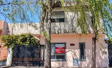 CASA AMPLIA Y CON PISCINA - barrio Villa Club