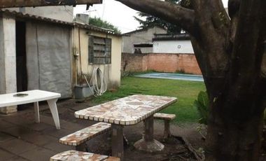 CASA AMPLIA Y CON PISCINA - barrio Villa Club