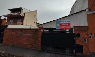 CASA AMPLIA, COCHERA, PARQUE Y DEPENDENCIA