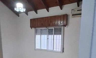 CASA AMPLIA, COCHERA, PARQUE Y DEPENDENCIA