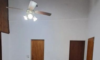 CASA AMPLIA, COCHERA, PARQUE Y DEPENDENCIA