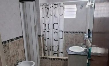 CASA AMPLIA, COCHERA, PARQUE Y DEPENDENCIA