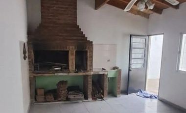 CASA AMPLIA, COCHERA, PARQUE Y DEPENDENCIA