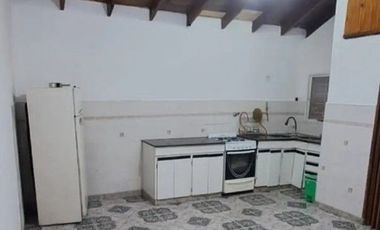 CASA AMPLIA, COCHERA, PARQUE Y DEPENDENCIA