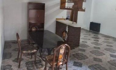 CASA AMPLIA, COCHERA, PARQUE Y DEPENDENCIA