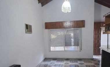 CASA AMPLIA, COCHERA, PARQUE Y DEPENDENCIA